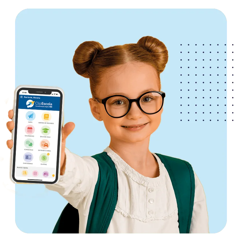 Menina com óculos segurando celular com app ClipEscola