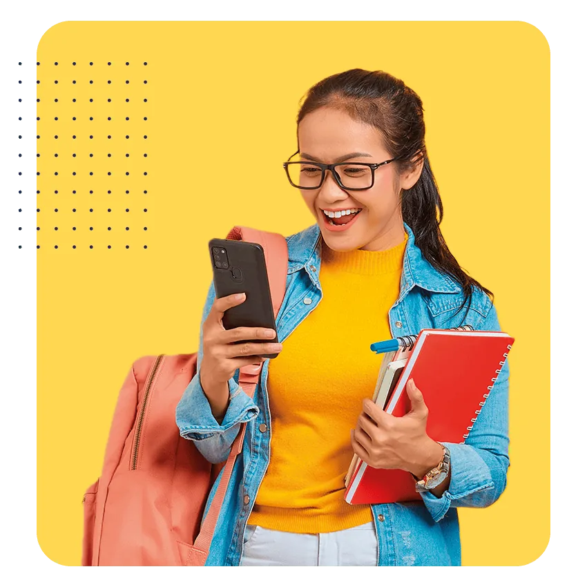 Estudante com óculos segurando celular com app ClipEscola
