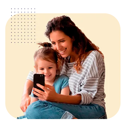 Mãe e criança usando aplicativo de pagamentos