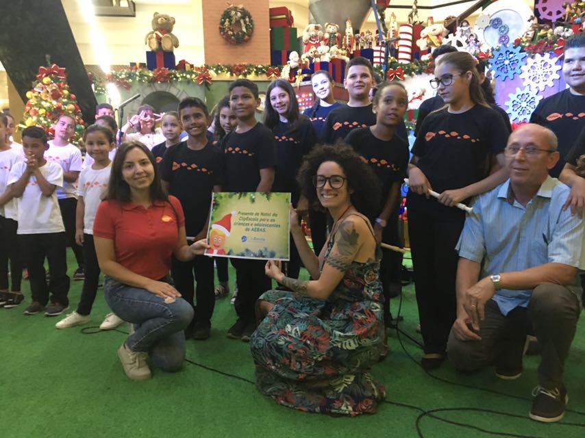 criancas recebendo cartao de natal da clipescola