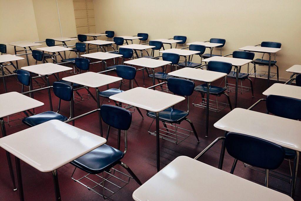 Evasão escolar Sala de aula vazia. A foto ilustra post sobre evasão escolar