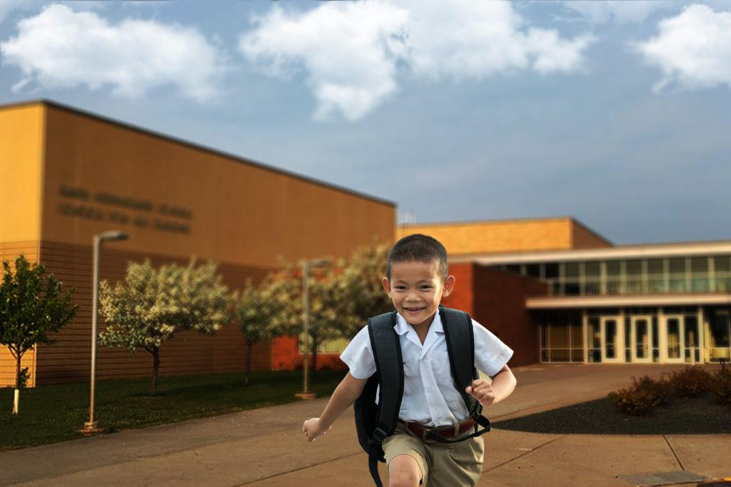 Menino correndo da escola, pois começaram as férias escolares