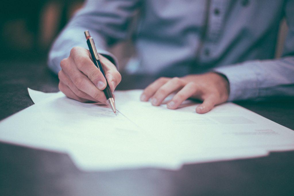 rematrícula Pessoa assinando um contrato de rematrícula