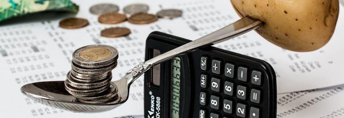 Como diminuir o impacto das variáveis no orçamento escolar?