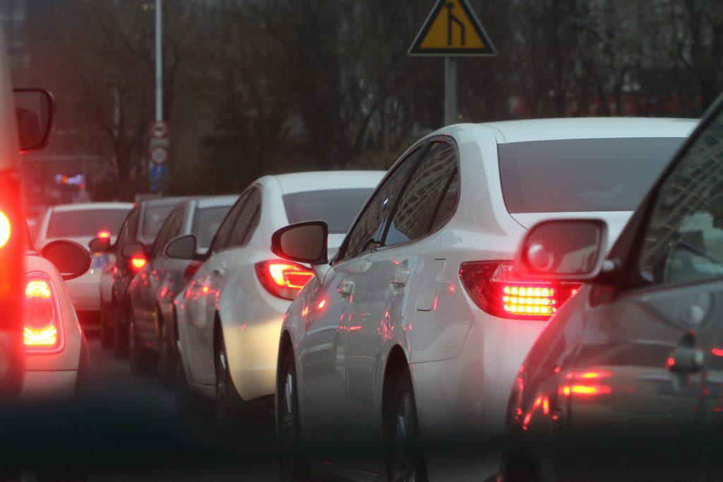 Entrada e saída escolar Carros passando em horários de entrada e saída escolar